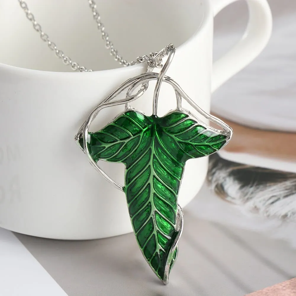 Collier vintage argenté avec pendentif feuille verte • Vintage Univers