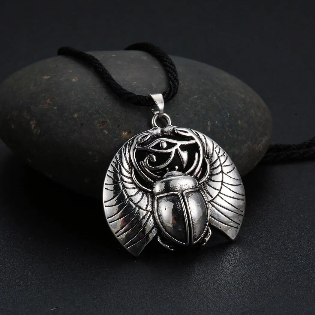 Collier vintage noir avec pendentif œil d'Horus • Vintage Univers