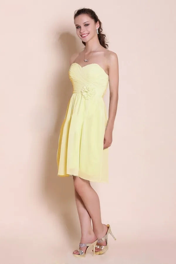 Femme robe de cocktail vert pale buster en mousseline avec applique au ceinture