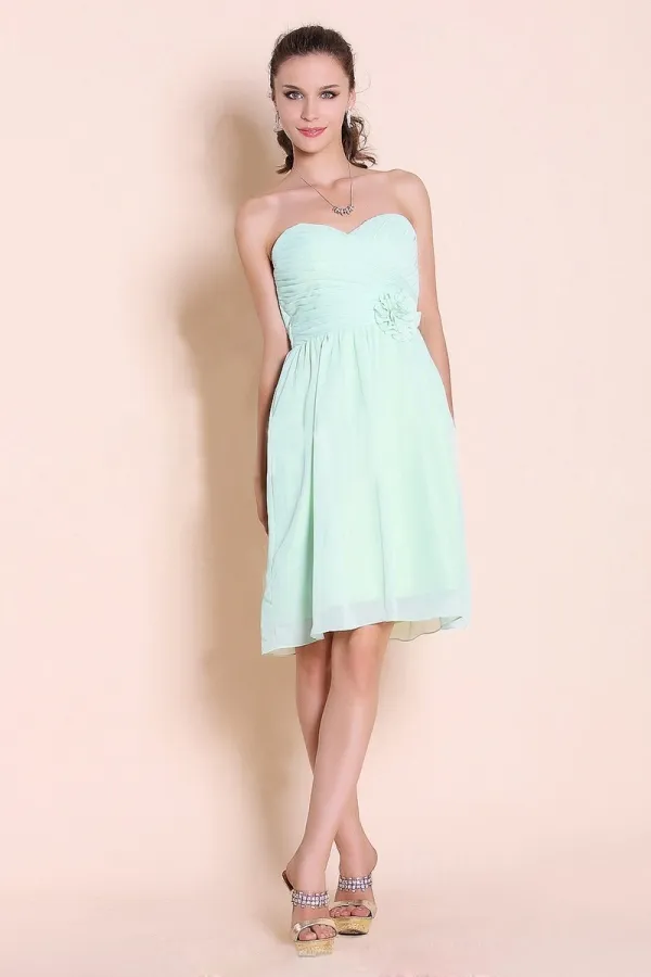 Femme robe de cocktail vert pale buster en mousseline avec applique au ceinture