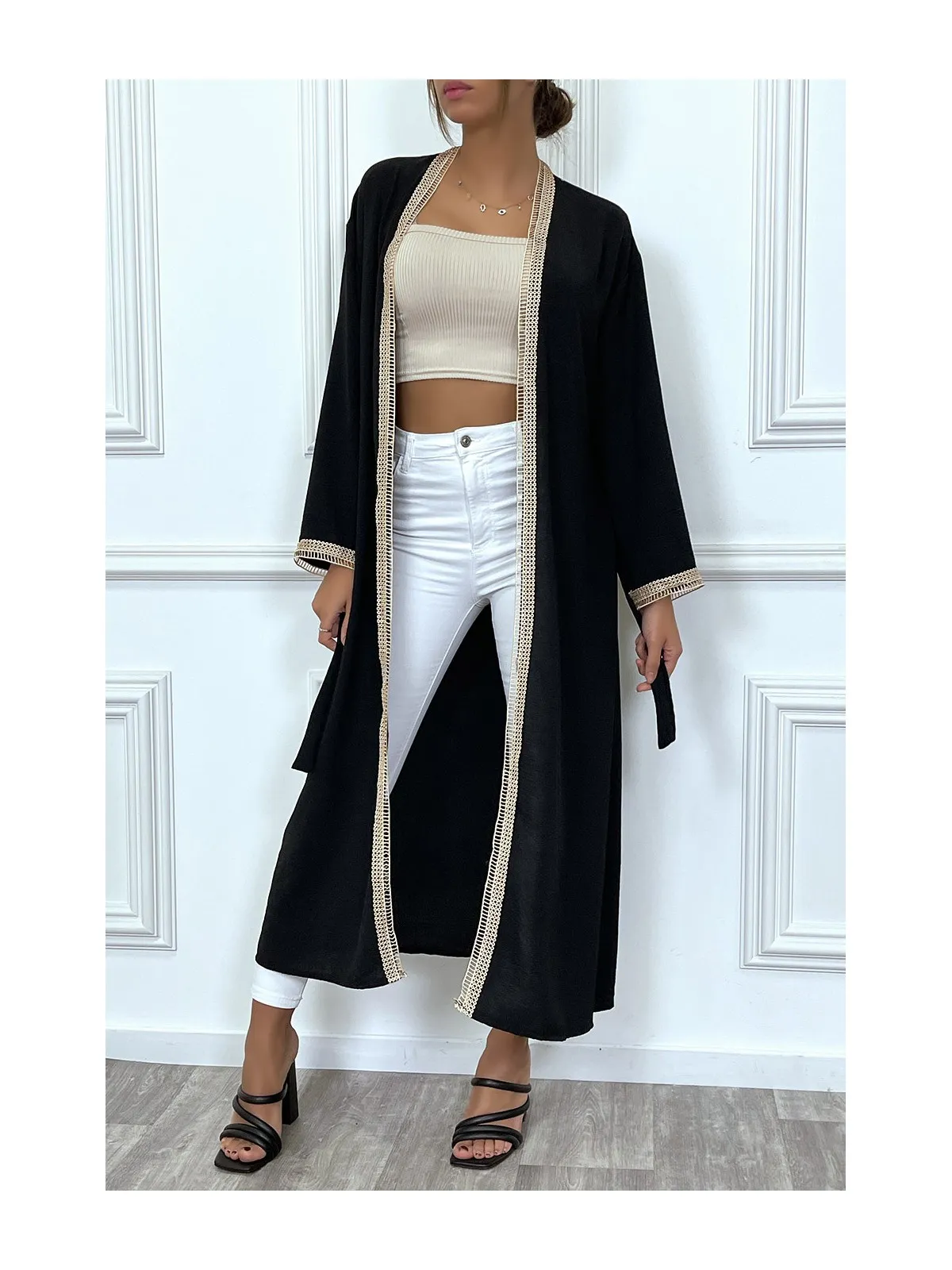 Kimono noir à bordure brodé beige et ceinture