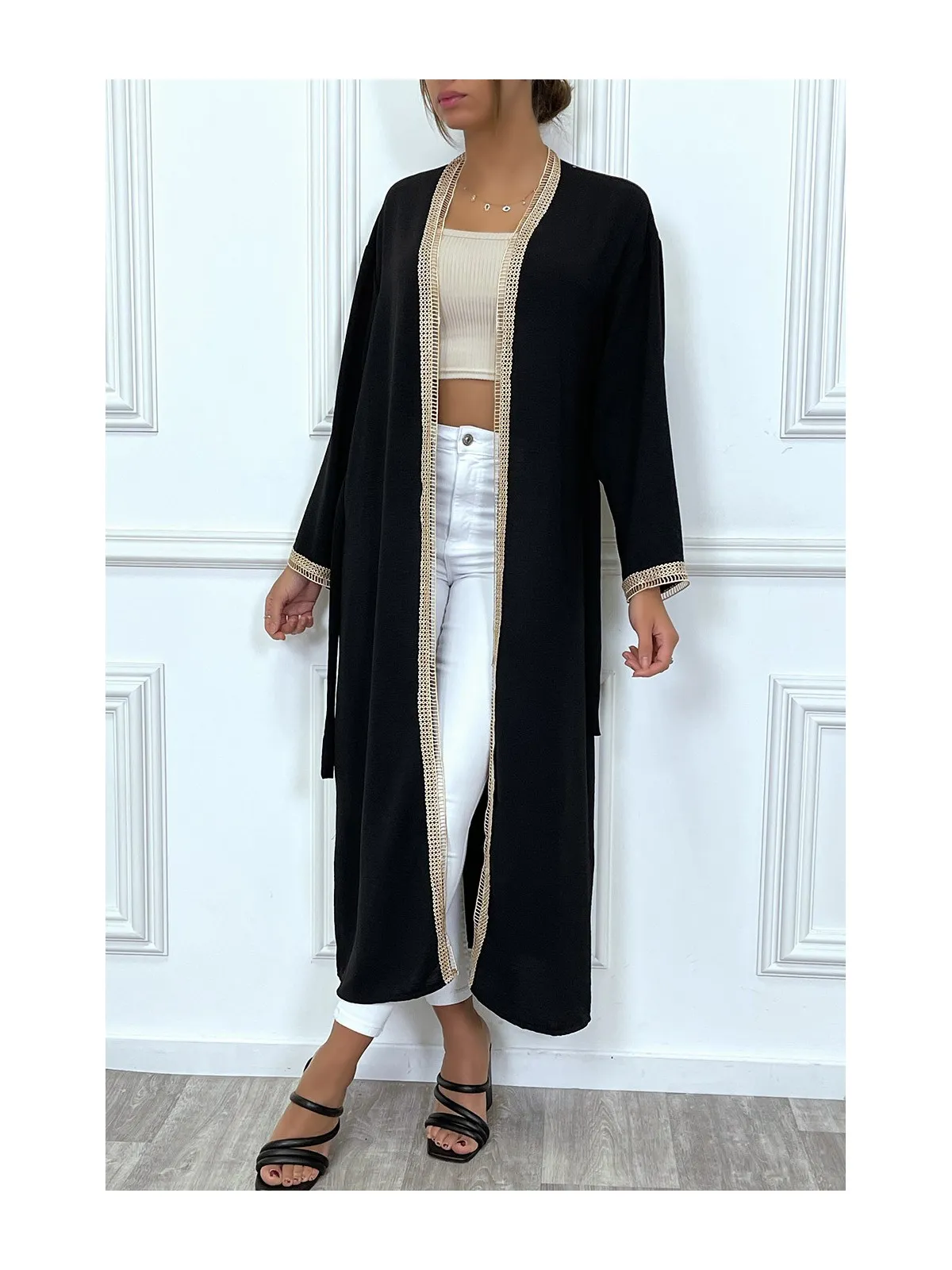 Kimono noir à bordure brodé beige et ceinture