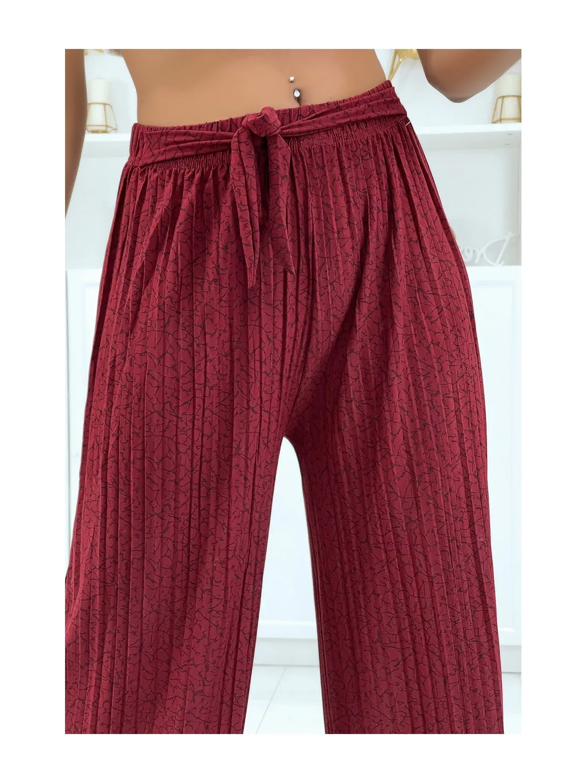 Pantalon plissé fluide bordeaux à motif marbre