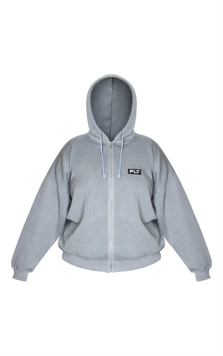 PRETTYLITLETHING Plus Hoodie gris délavé à détail badge et zip