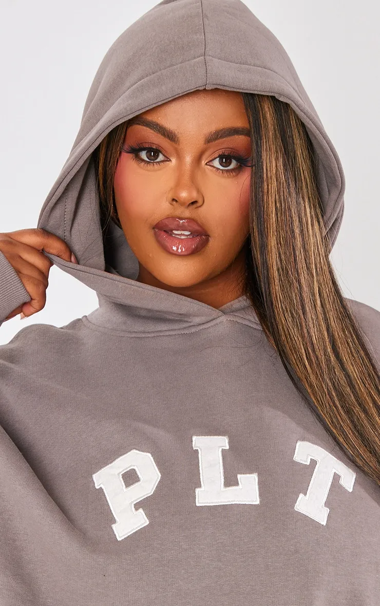 PRETTYLITTLETHING Plus Hoodie oversize gris anthracite à détail logo