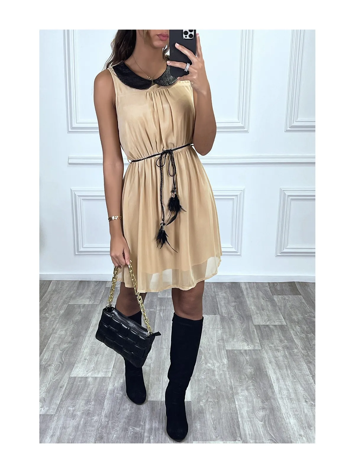 Robe beige en voilage doublée, et col claudine simili