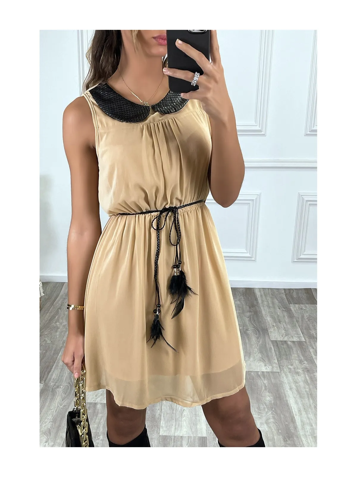 Robe beige en voilage doublée, et col claudine simili