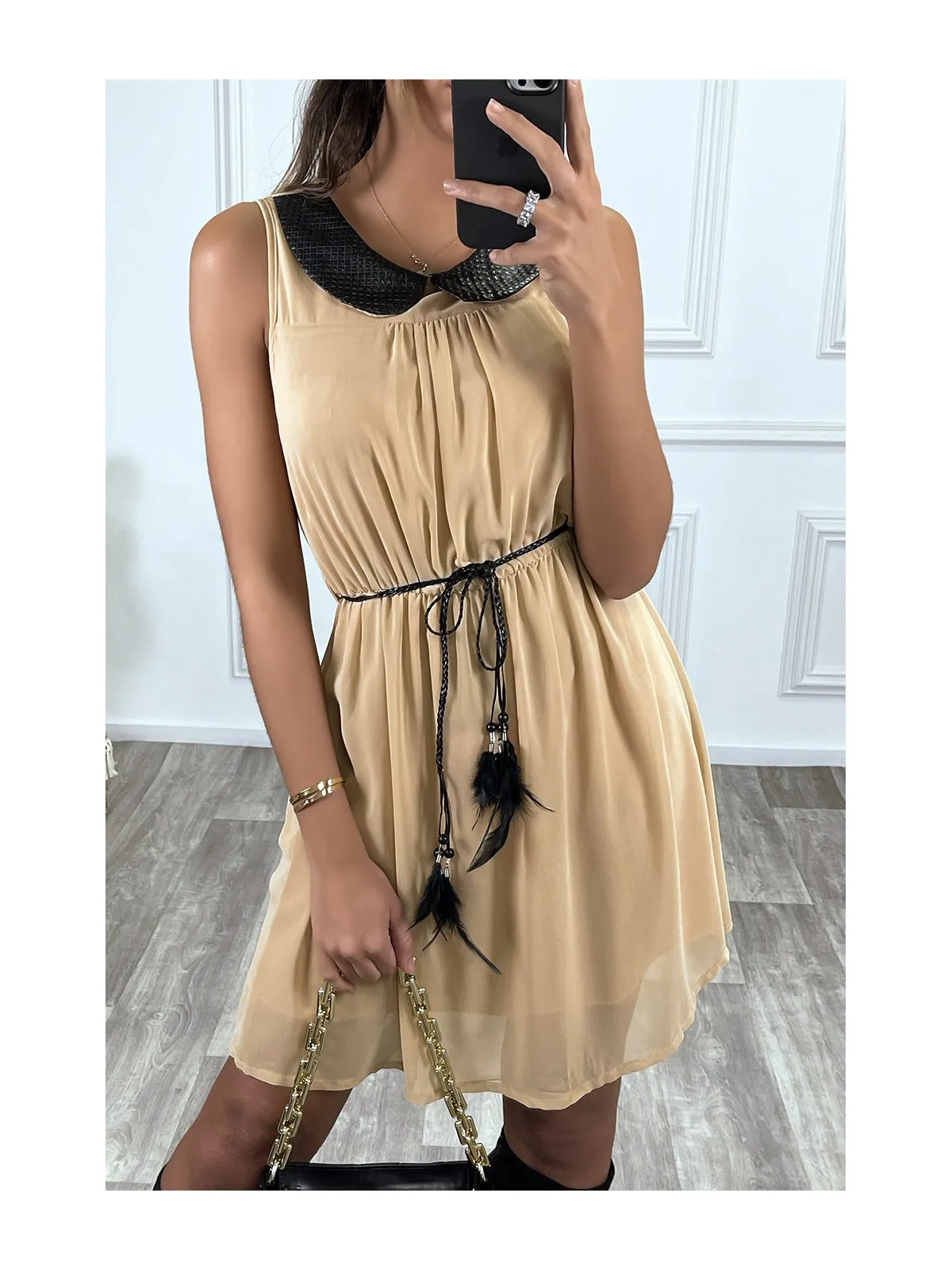 Robe beige en voilage doublée, et col claudine simili