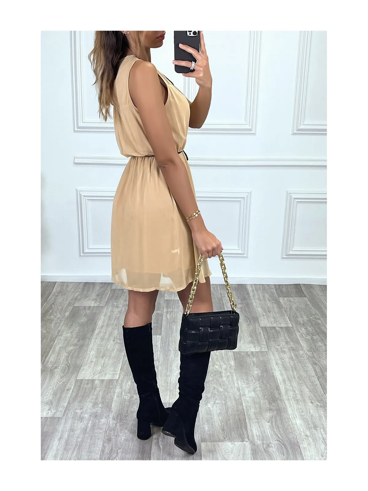 Robe beige en voilage doublée, et col claudine simili