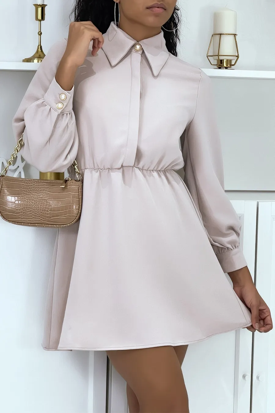 Robe chemise beige très class avec joli bouton au col