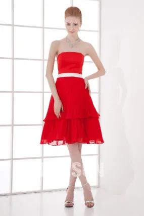 Robe rouge plissée bustier courte Empire accessoirisée d'une ceinture blanche