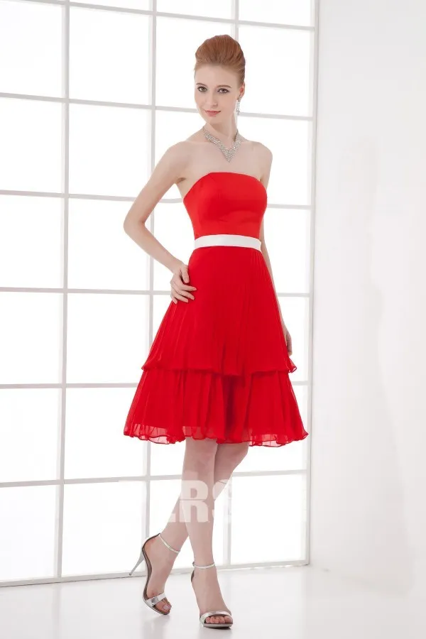 Robe rouge plissée bustier courte Empire accessoirisée d'une ceinture blanche