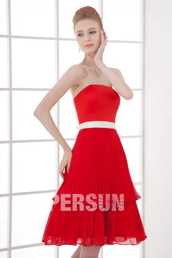 Robe rouge plissée bustier courte Empire accessoirisée d'une ceinture blanche