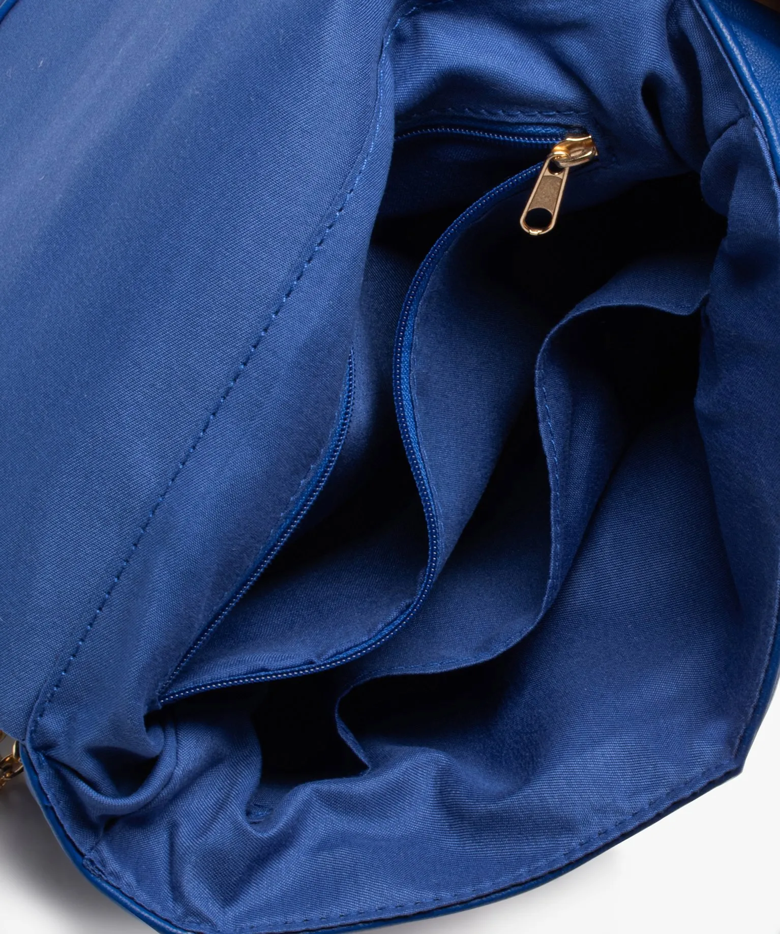 sac besace a rabat matelasse et anse en chaine femme bleu standard sacs bandouliere