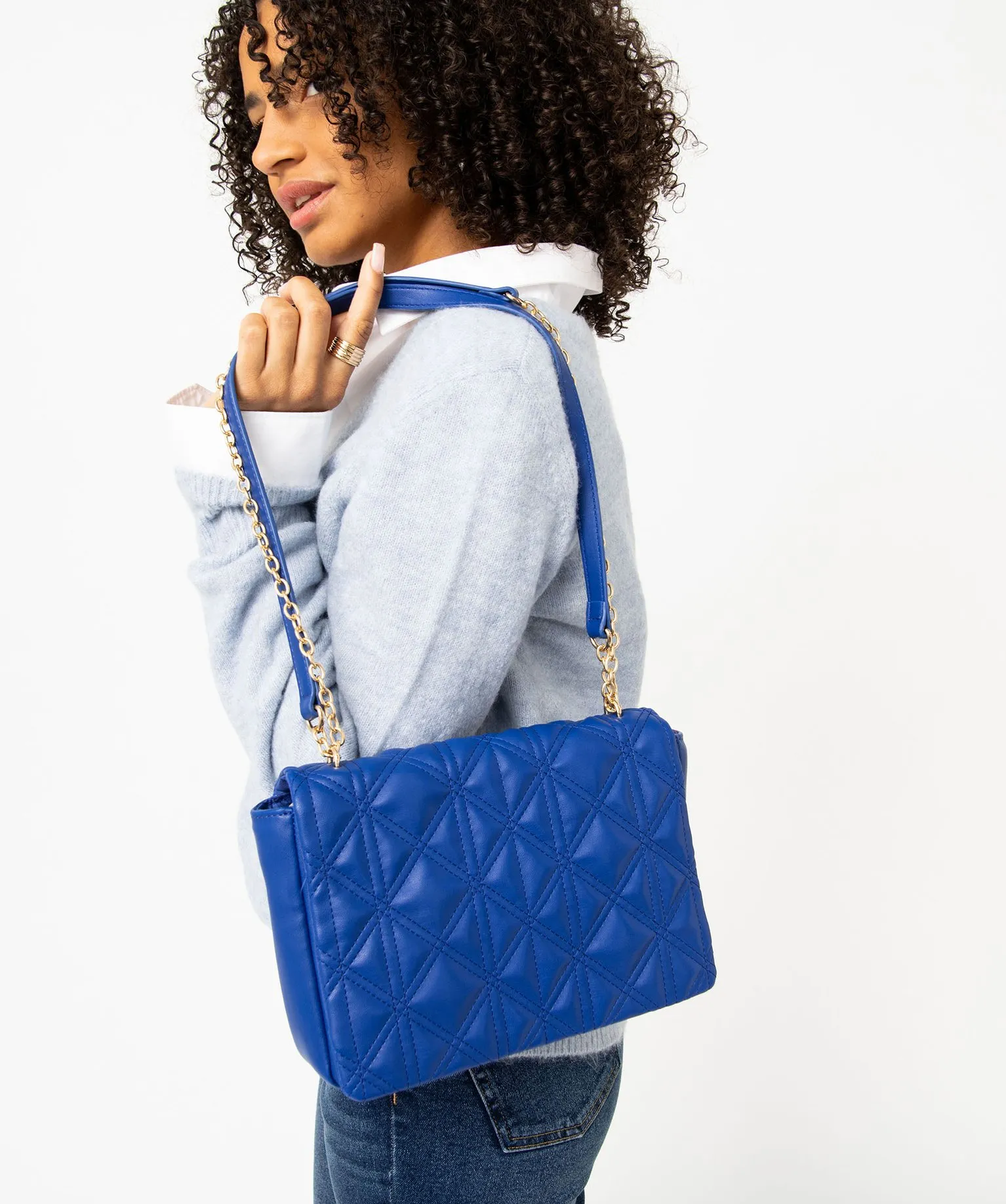 sac besace a rabat matelasse et anse en chaine femme bleu standard sacs bandouliere